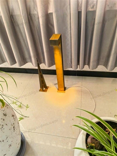 Đèn cột thép Corten có gai