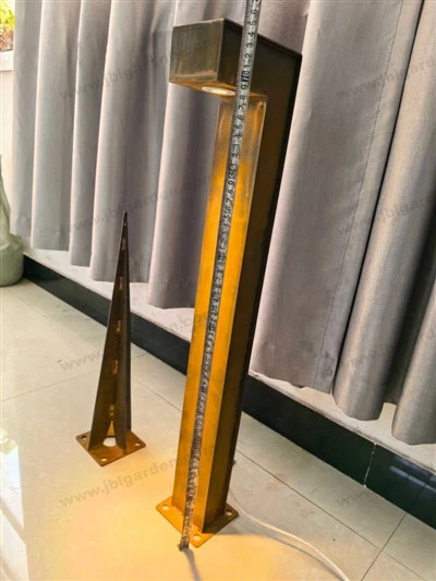 Đèn cột có màu rỉ sét-có mũi nhọn