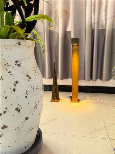 Đèn cột thép Corten màu rỉ sét có mũi nhọn